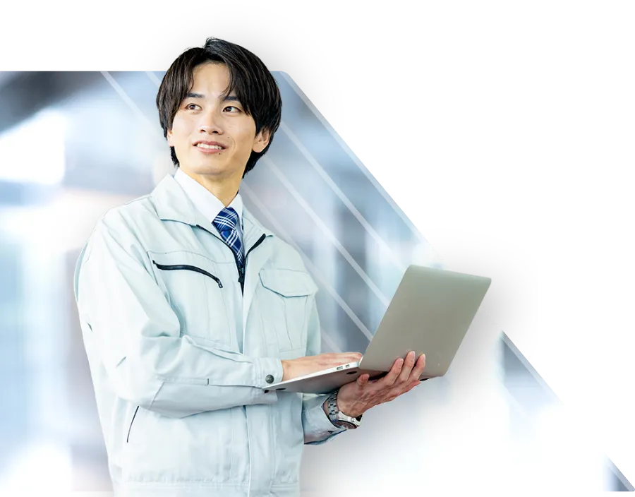 男性社員がノートPCを持っている