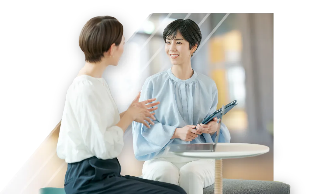 インストラクターと求職者の女性が話している